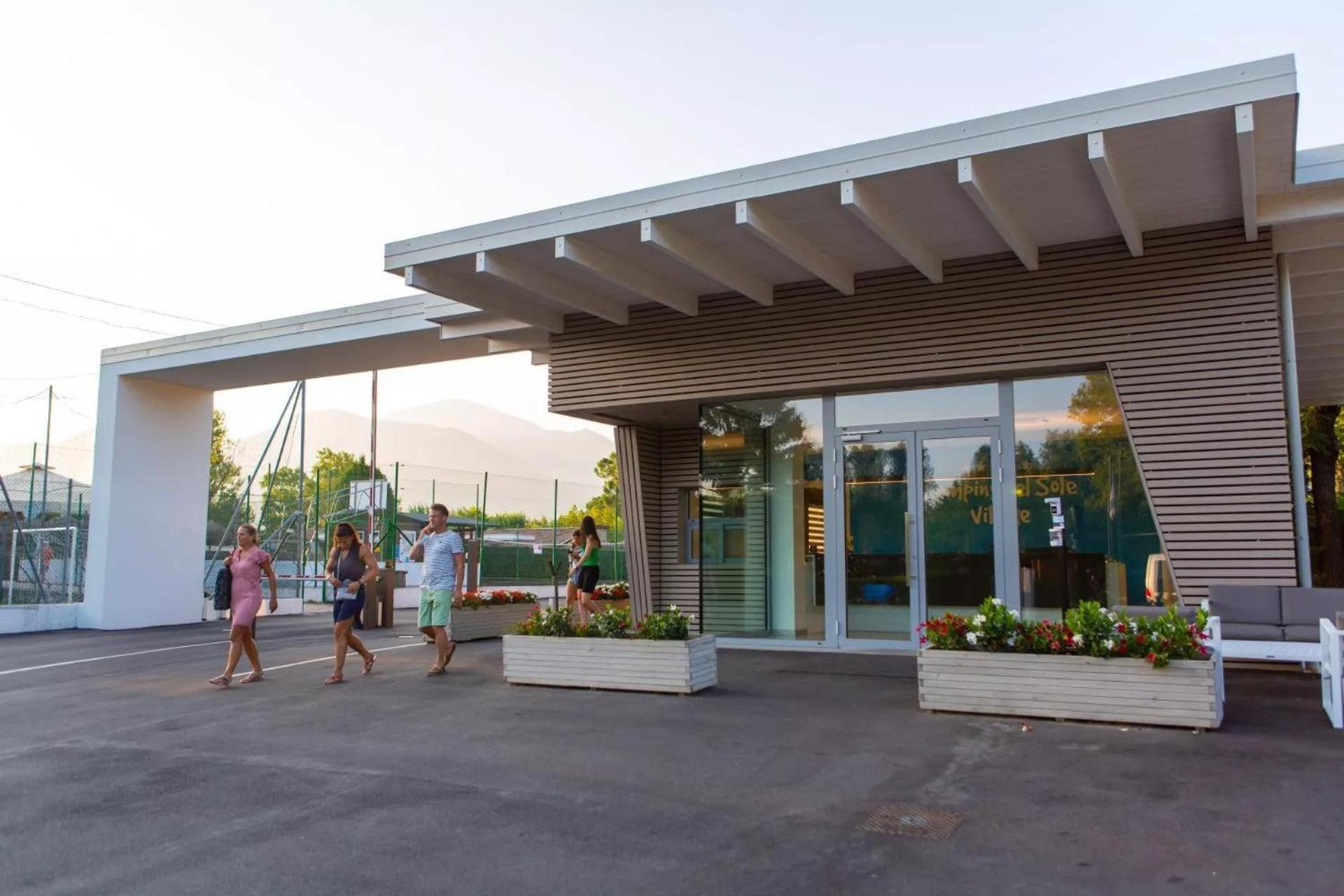 איסאו Estivo Premium Deluxe Mobile Homes On Camping Del Sole Village מראה חיצוני תמונה