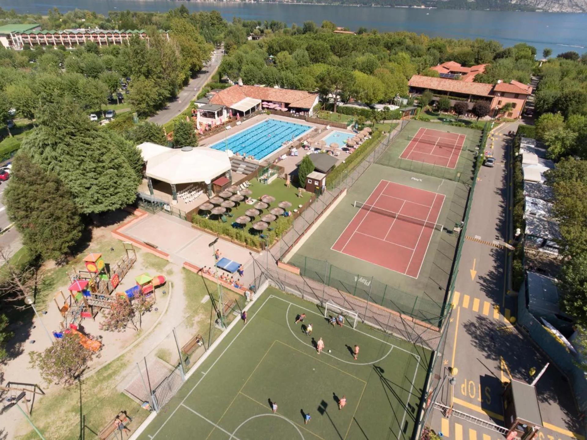 איסאו Estivo Premium Deluxe Mobile Homes On Camping Del Sole Village מראה חיצוני תמונה