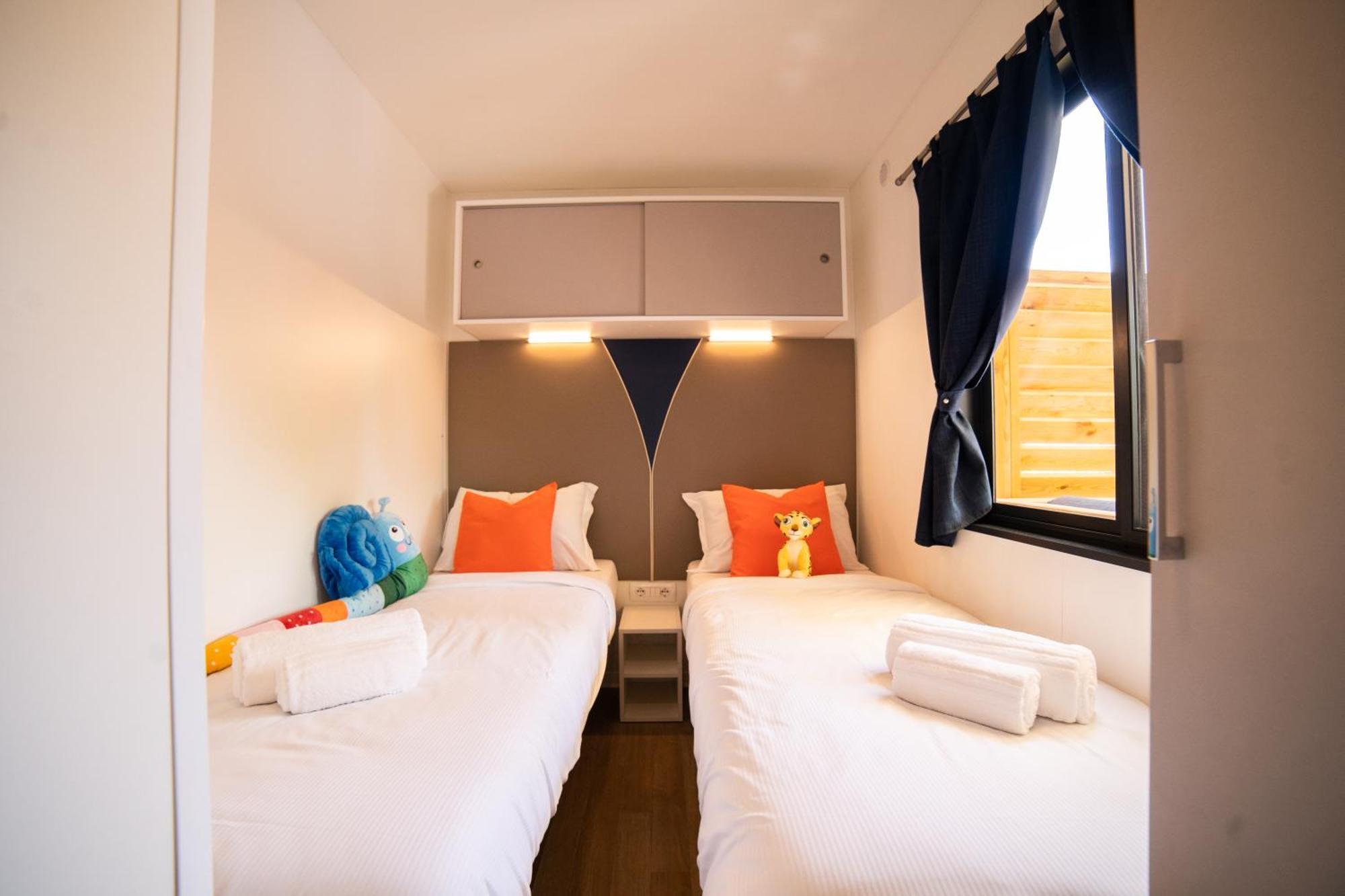 איסאו Estivo Premium Deluxe Mobile Homes On Camping Del Sole Village מראה חיצוני תמונה