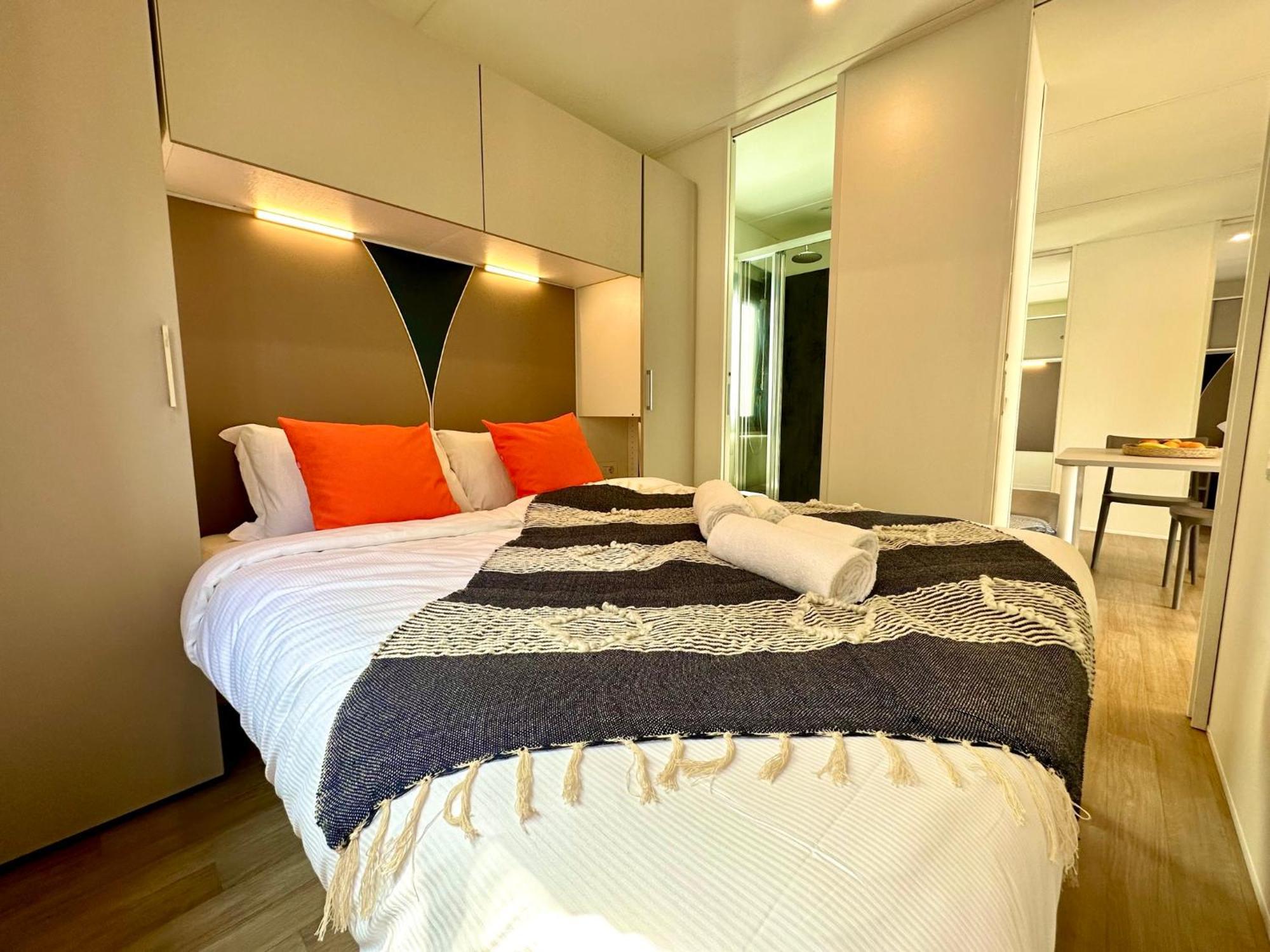 איסאו Estivo Premium Deluxe Mobile Homes On Camping Del Sole Village מראה חיצוני תמונה