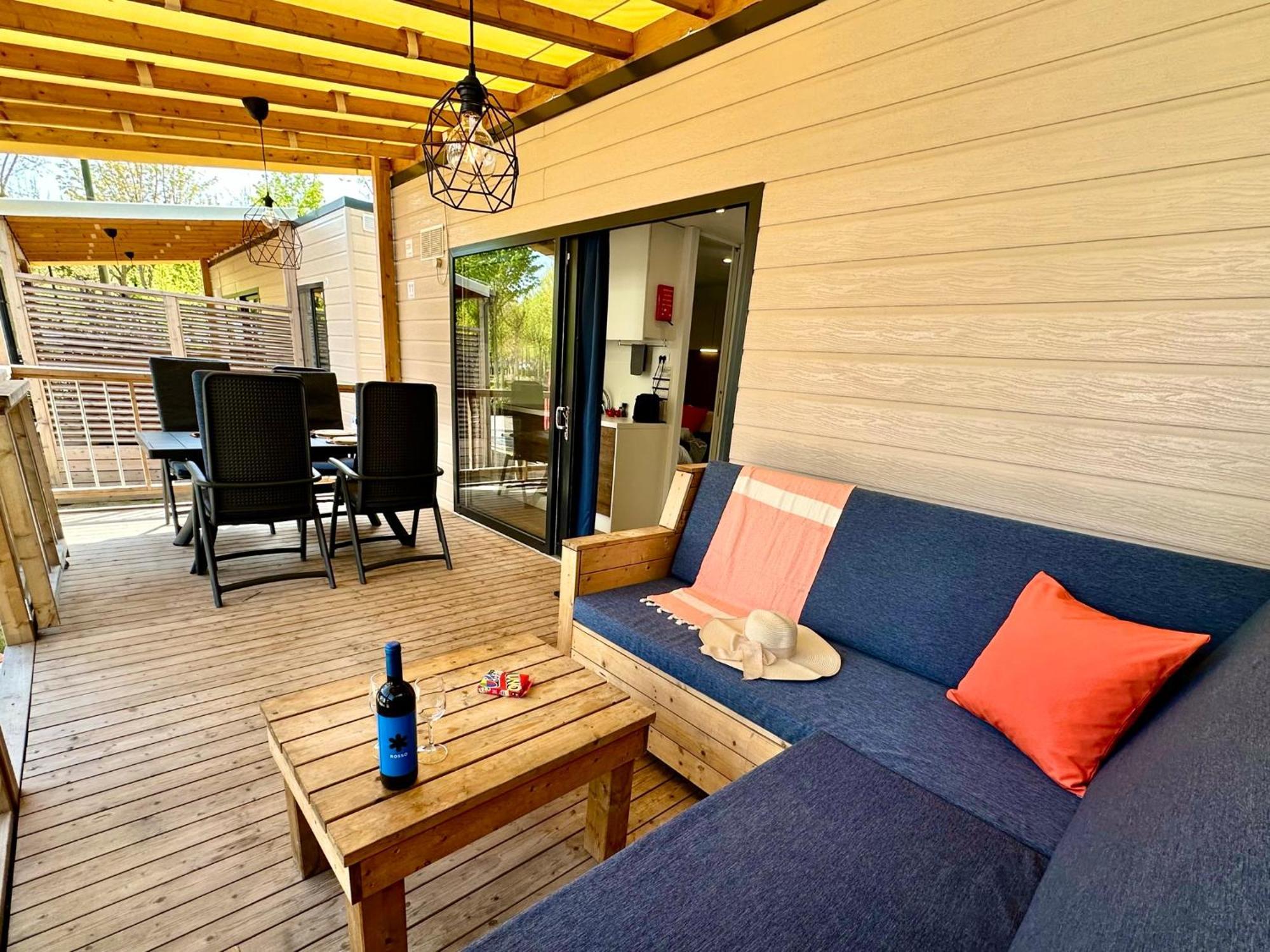 איסאו Estivo Premium Deluxe Mobile Homes On Camping Del Sole Village מראה חיצוני תמונה