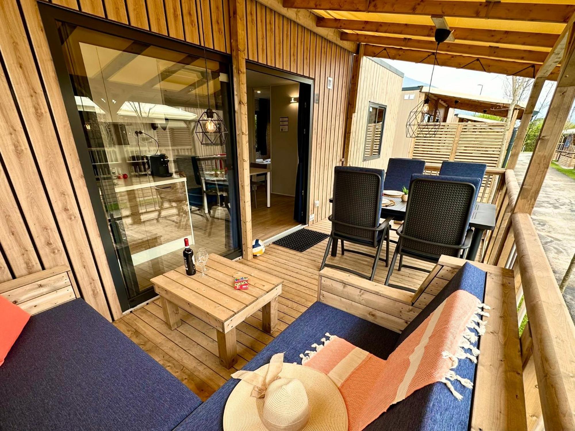 איסאו Estivo Premium Deluxe Mobile Homes On Camping Del Sole Village מראה חיצוני תמונה
